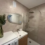 Unlock - Renovated With Elevator And Balcony Free Parking 公寓