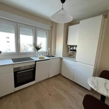 Apartmán Unlock - Renovated With Elevator And Balcony Free Parking