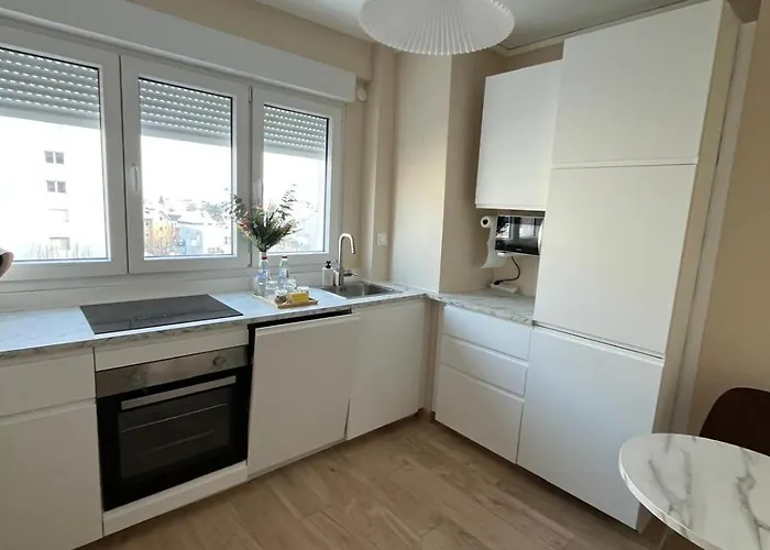 Apartmán Unlock - Renovated With Elevator And Balcony Free Parking