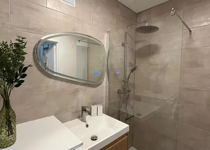 Unlock - Renovated With Elevator And Balcony Free Parking Apartmán